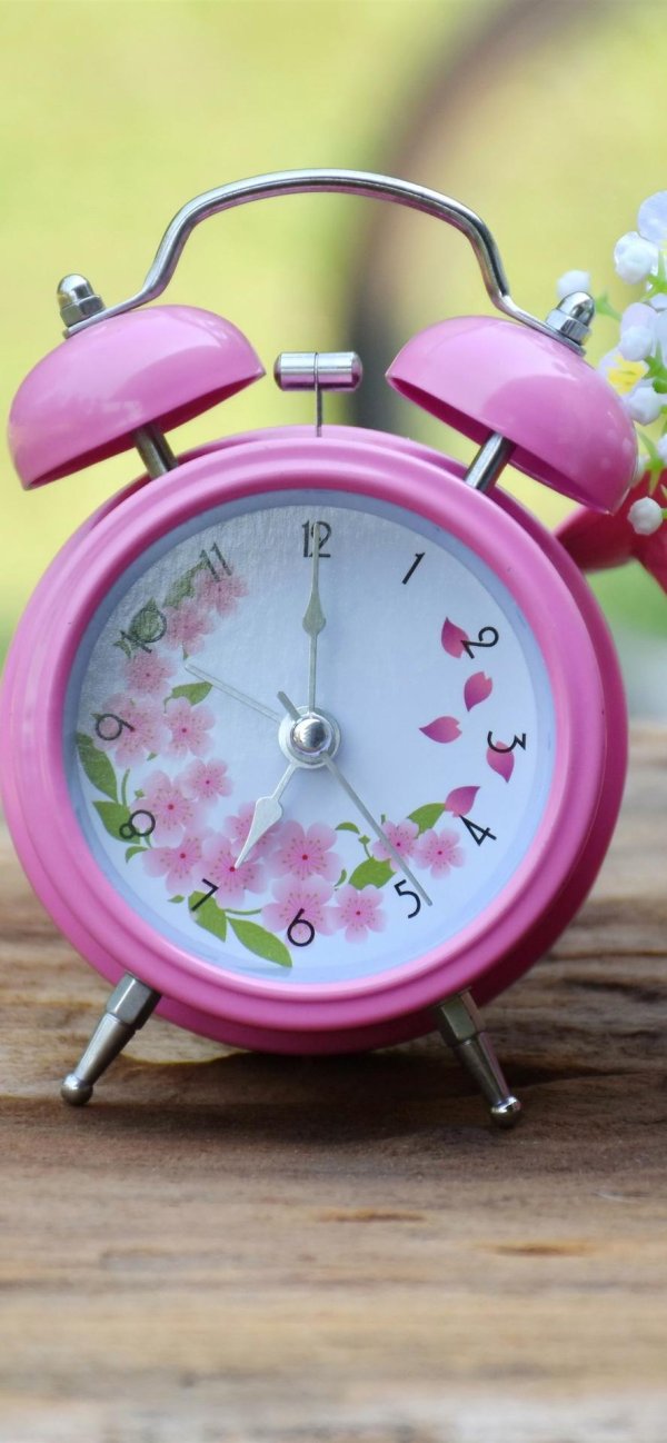 розовый будильник