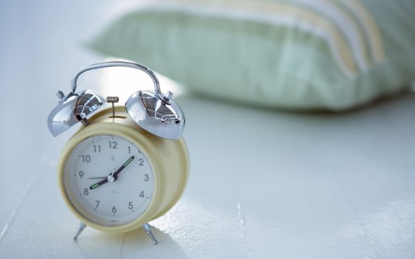 будильник возле кровати