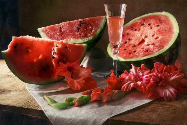 красивый натюрморт с арбузом