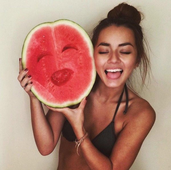 девушка с арбузами