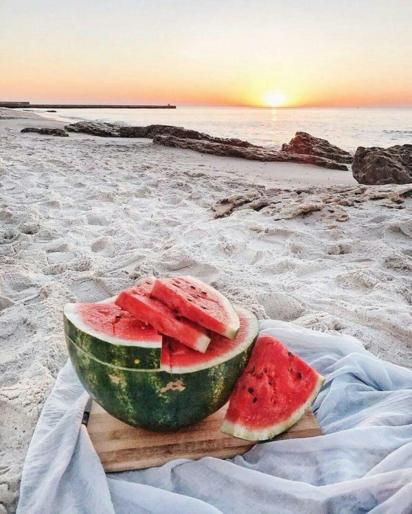арбуз на берегу моря