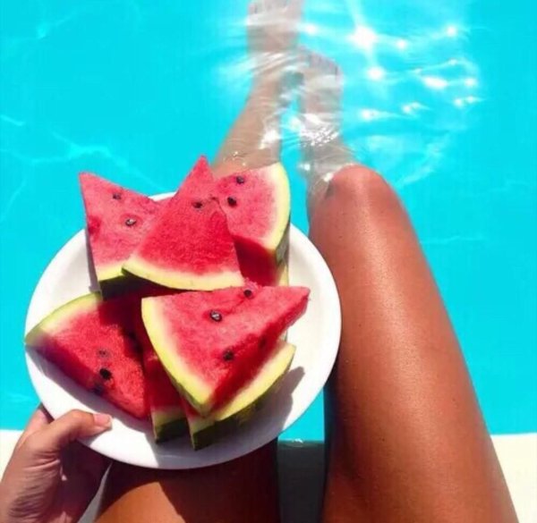 девушка с арбузами