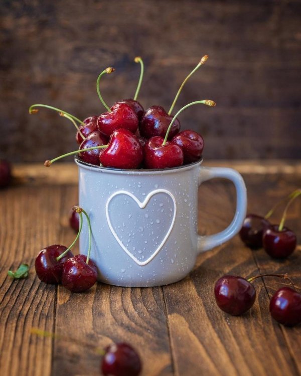 чаша с вишней