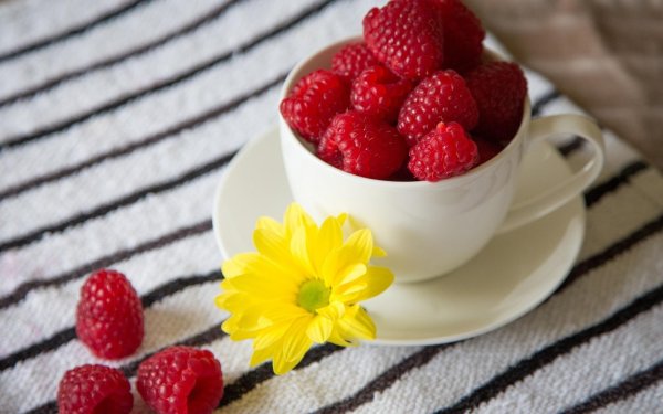 малина в чашке