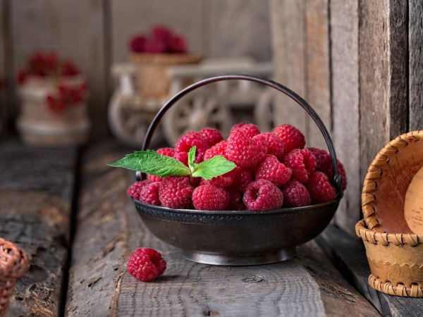 малина на столе