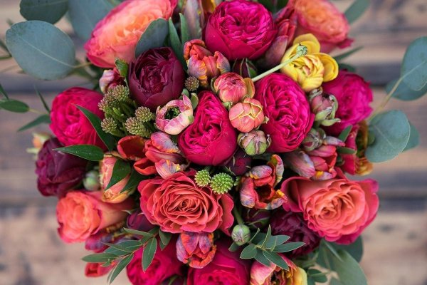 ранункулюс красный букет