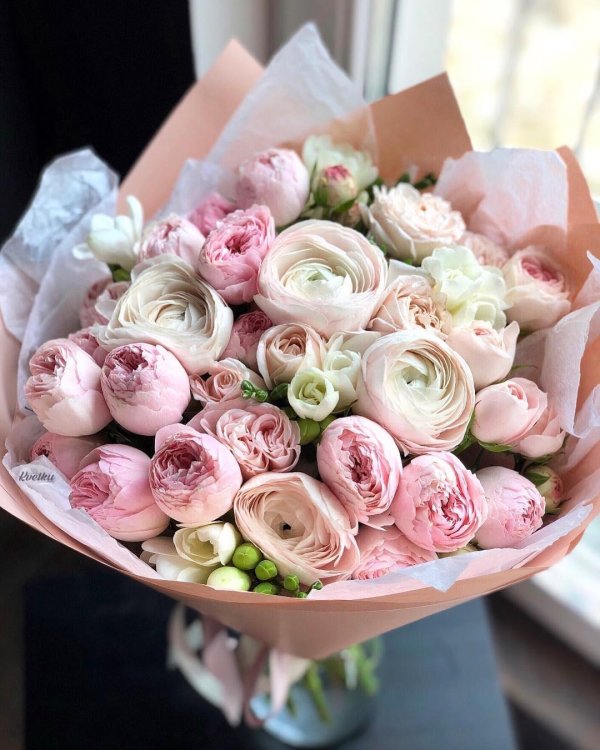 монобукет ранункулюсы