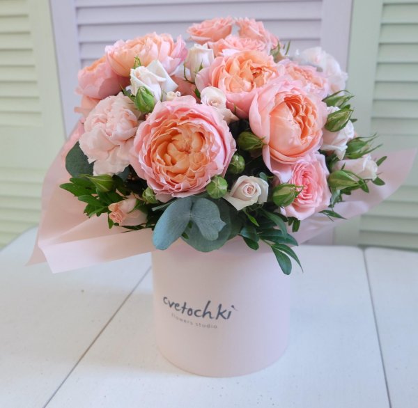 пионовидные розы в коробке