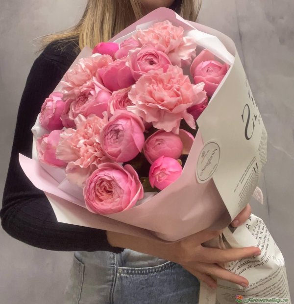 красивый букет пионовидных роз