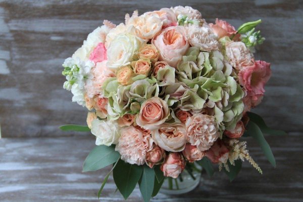 букет невесты из кустовых пионовидных роз