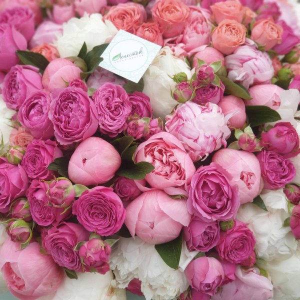 букет роз и пионов