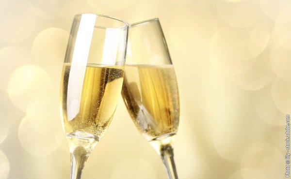 два бокала шампанского