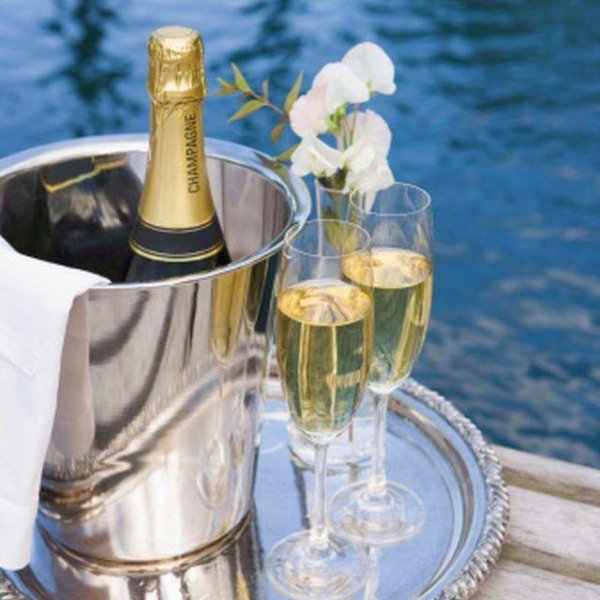 шампанское на берегу моря