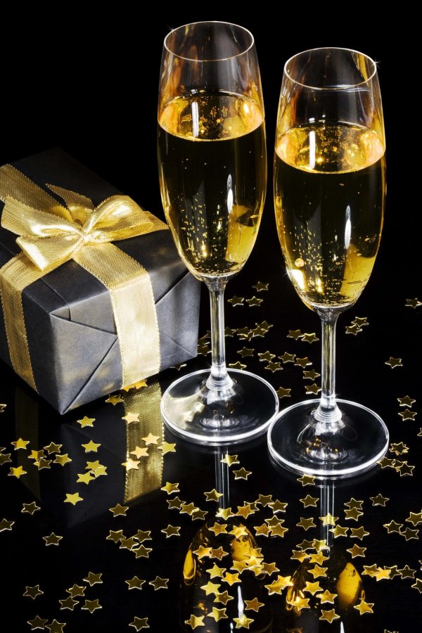 два бокала шампанского