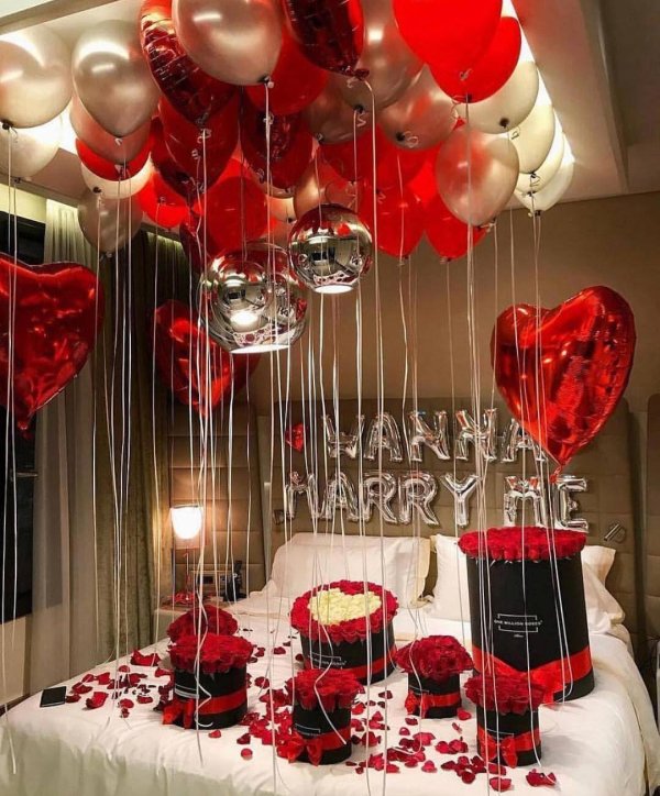 комната украшенная шарами