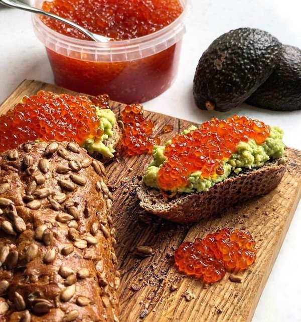 бутерброды с икрой и авокадо