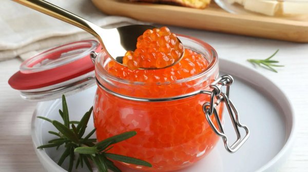 стеклянная баночка красной икры