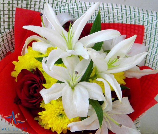 букет с лилиями и хризантемами