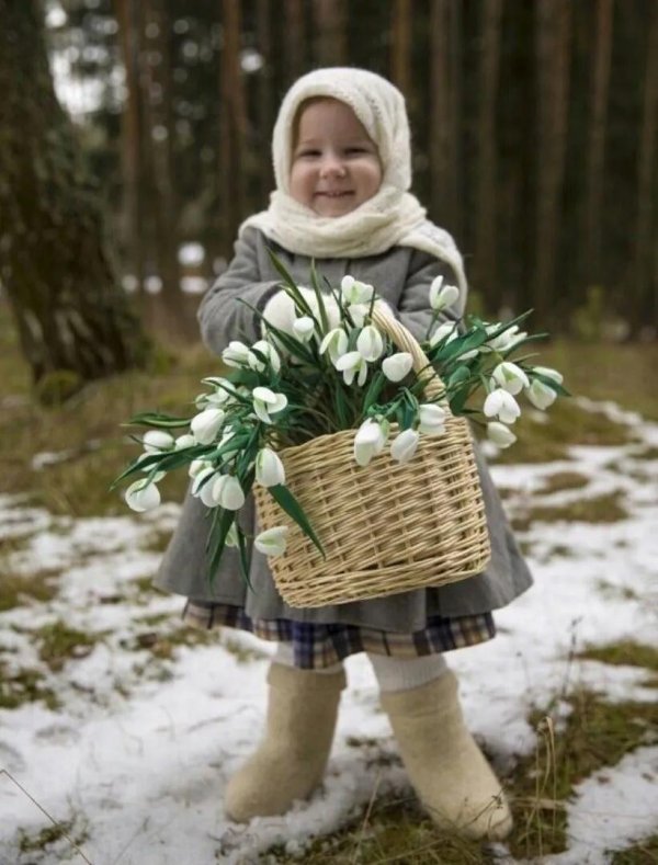 девушка с подснежниками