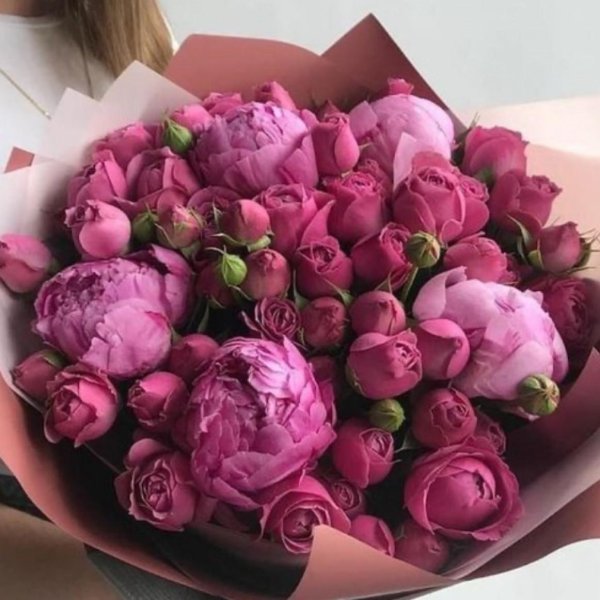 шикарный букет пионов