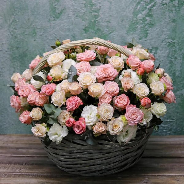 корзина пионовидных роз