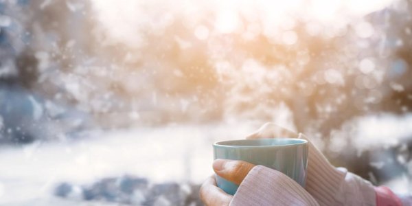чашка в руке зимой