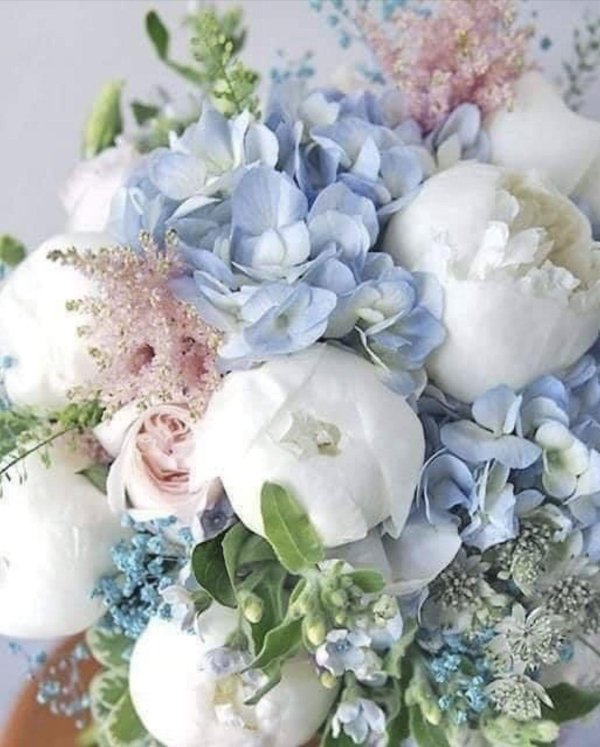букет невесты голубой с пионами