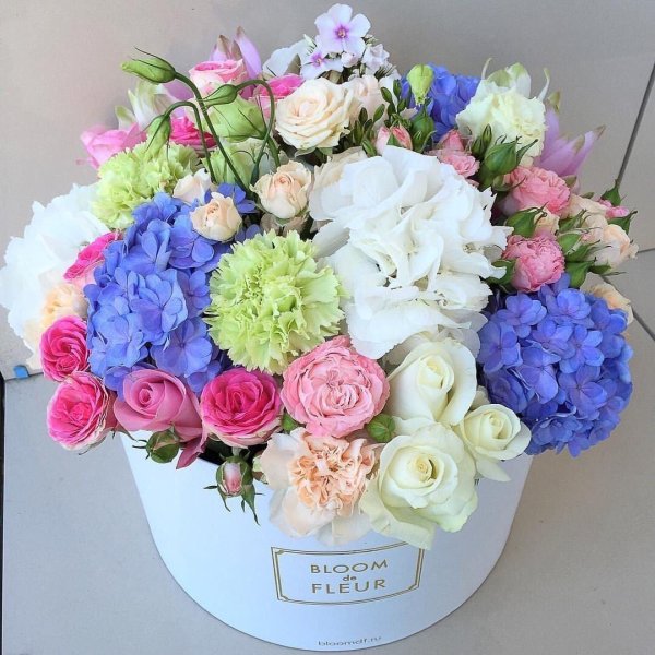 шикарные цветы в коробке