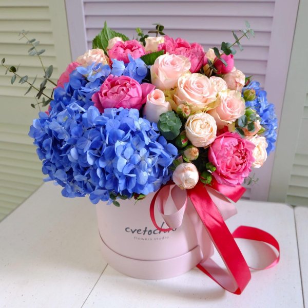 цветы в шляпной коробке с гортензией