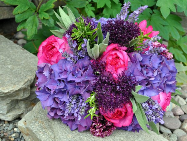 букет с гортензией и пионом