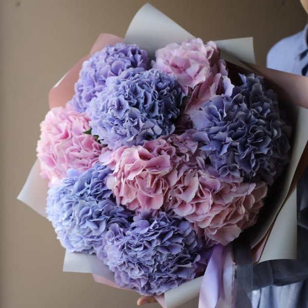 стильные букеты с фиолетовой гортензией