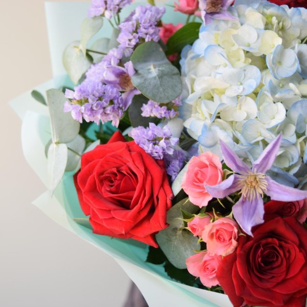 букеты с гортензией и кустовыми розами
