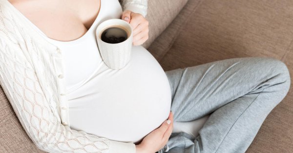 беременная пьет кофе