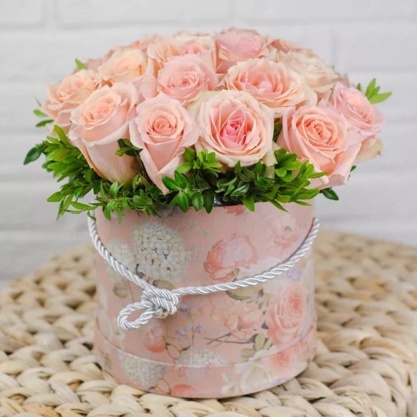 розы в шляпной коробке