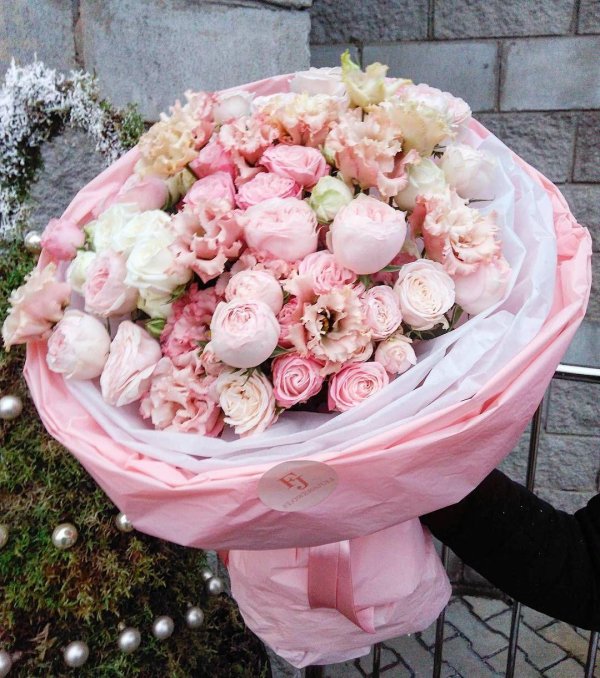 букеты с пионами и другими