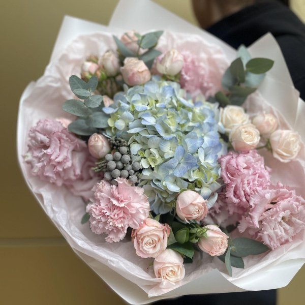 букеты с гортензией и кустовыми розами