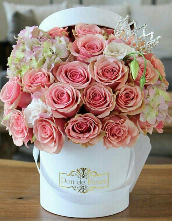 розы в шляпной коробке