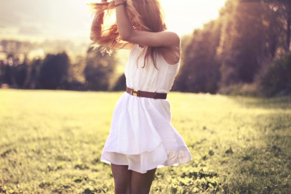 блондинка в белом платье