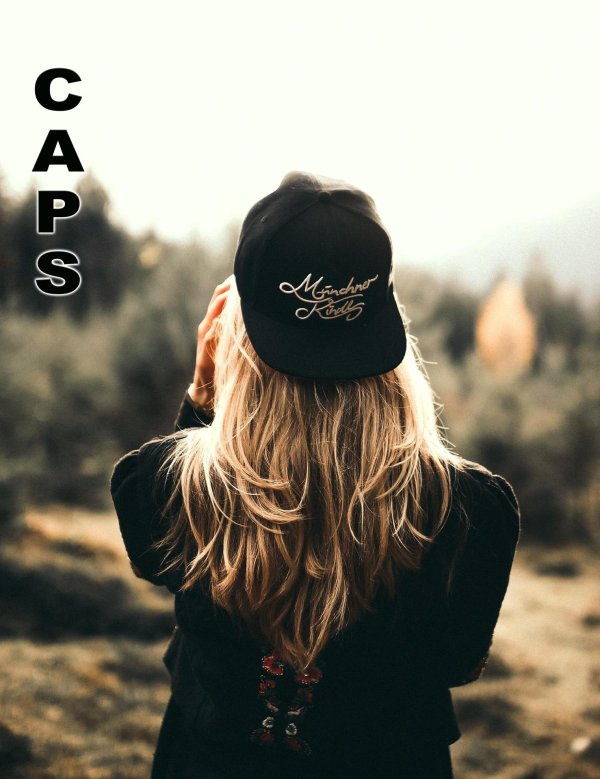 блондинка в бейсболке