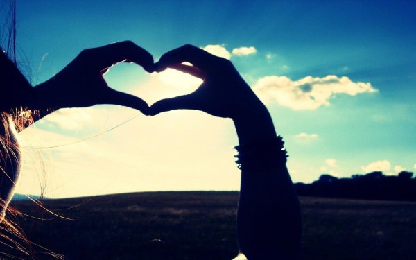 руками сердечко