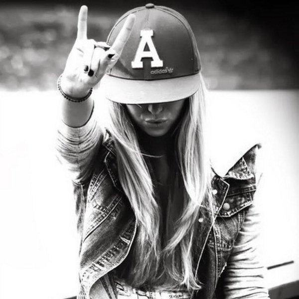 блондинка в бейсболке