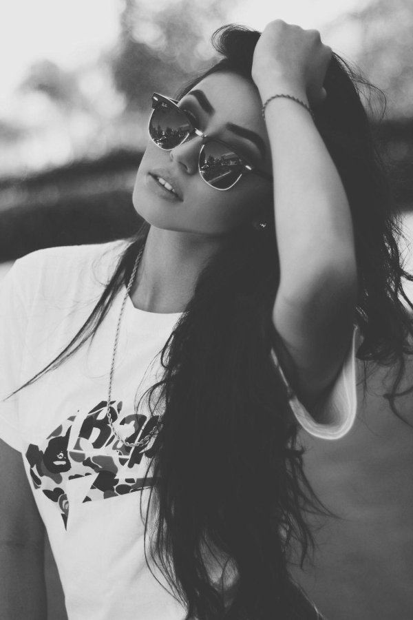 красивая брюнетка в очках