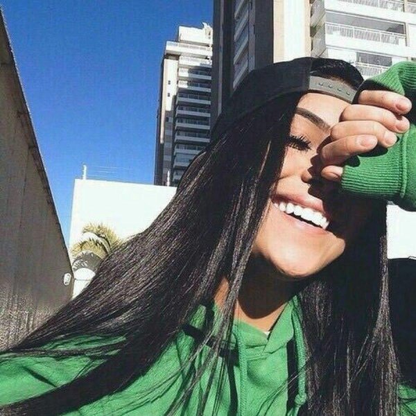 крутая брюнетка