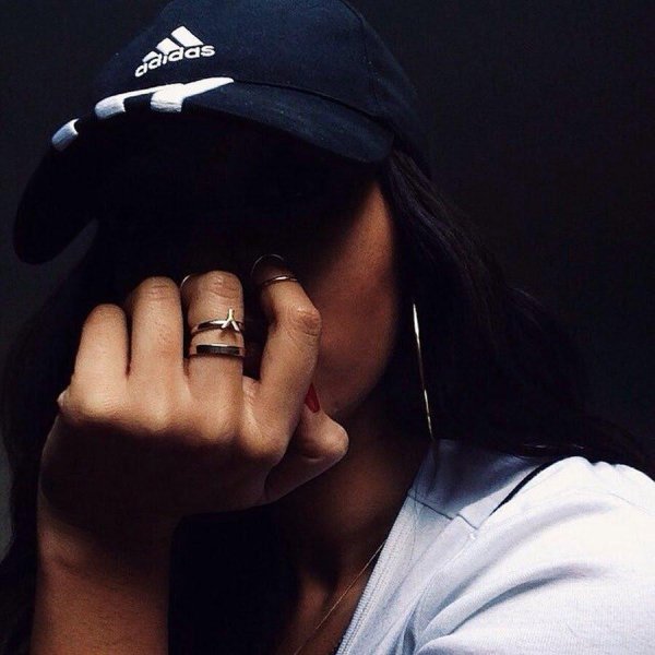 брюнетка в бейсболке