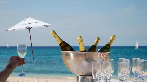 бокал на фоне моря