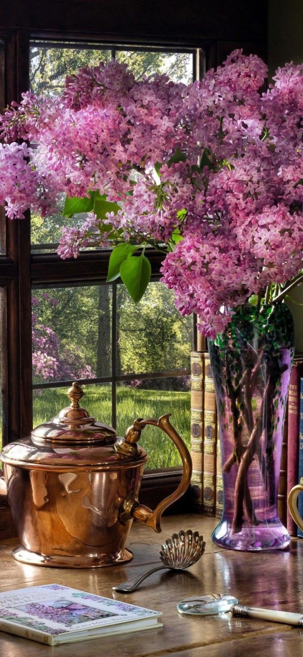 букет сирени на столе