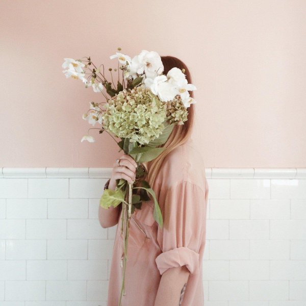 девушка с цветам