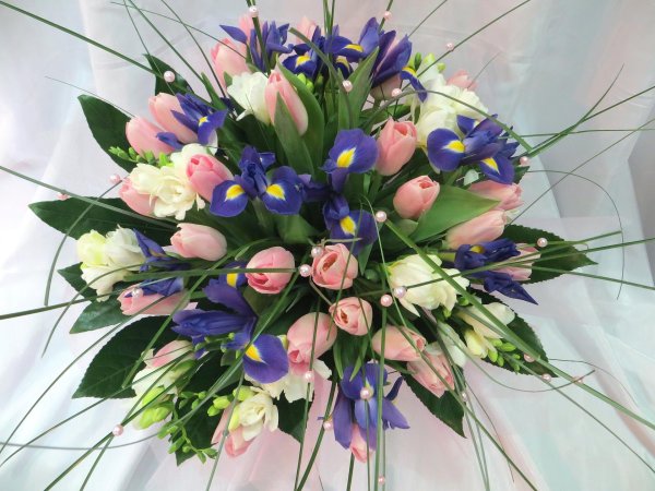 букет тюльпанов и ирисов