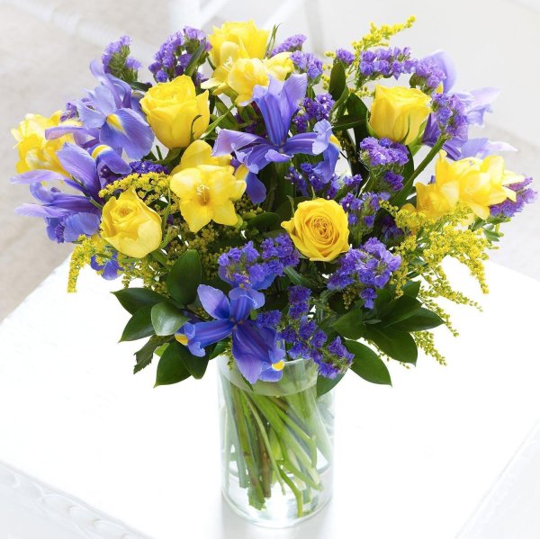 ирисы и желтые розы