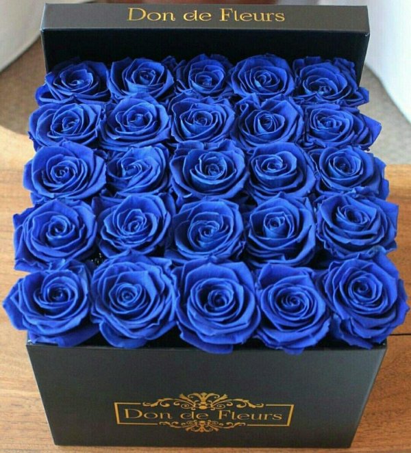 подарок синий и цветы